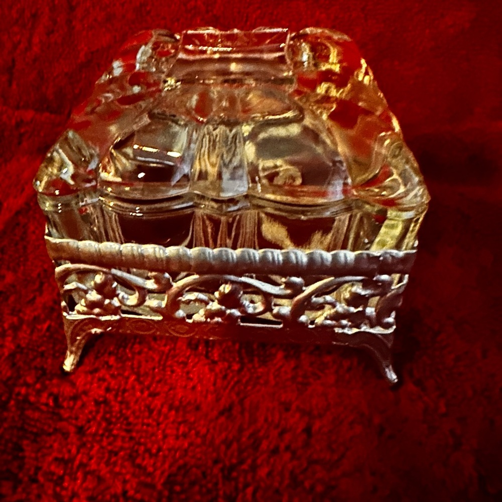 Vintage Vanity Heavy Glass Floral Filigree Footed Trinket Box - Picture 2 of 9
